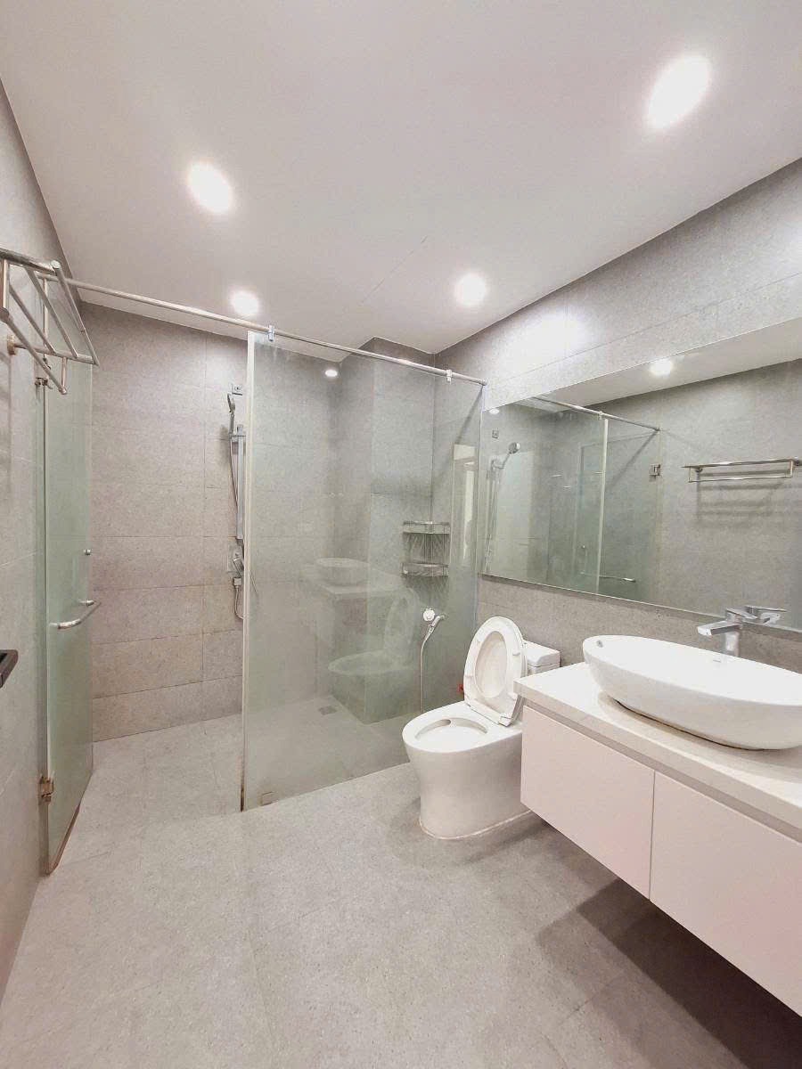 Bán nhà phố 6 tầng thang máy, mặt tiền rộng, vị trí đắc địa Văn Quán