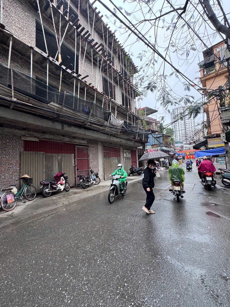 Bán nhà mặt phố Đền Lừ: 5 tầng, 42m², giá 12.8 tỷ, kinh doanh sầm uất