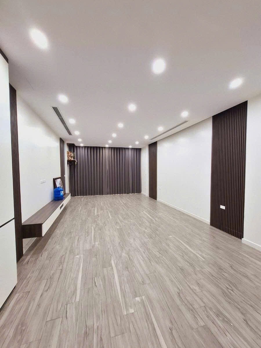Bán nhà phố 6 tầng thang máy, mặt tiền rộng, vị trí đắc địa Văn Quán