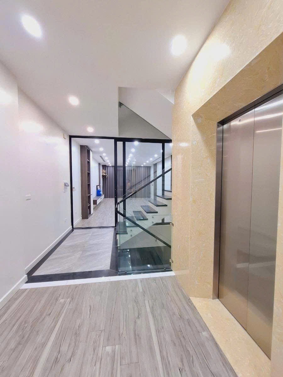 Bán nhà phố 6 tầng thang máy, mặt tiền rộng, vị trí đắc địa Văn Quán