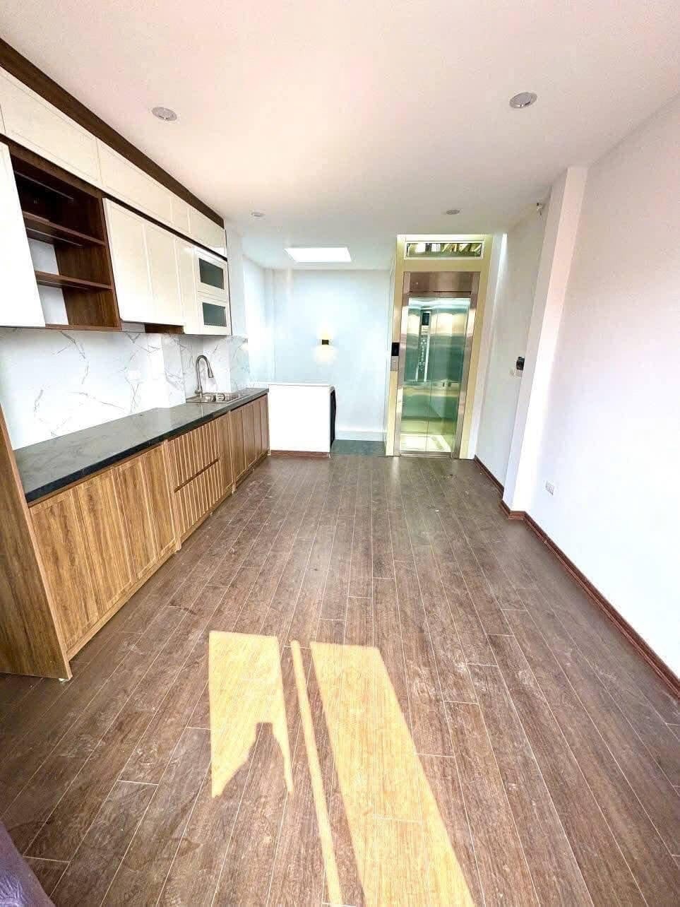 Bán nhà Thụy Khuê, Tây Hồ: 30m2, 6 Tầng, Thang Máy, Full Nội Thất - 7.7 Tỷ
