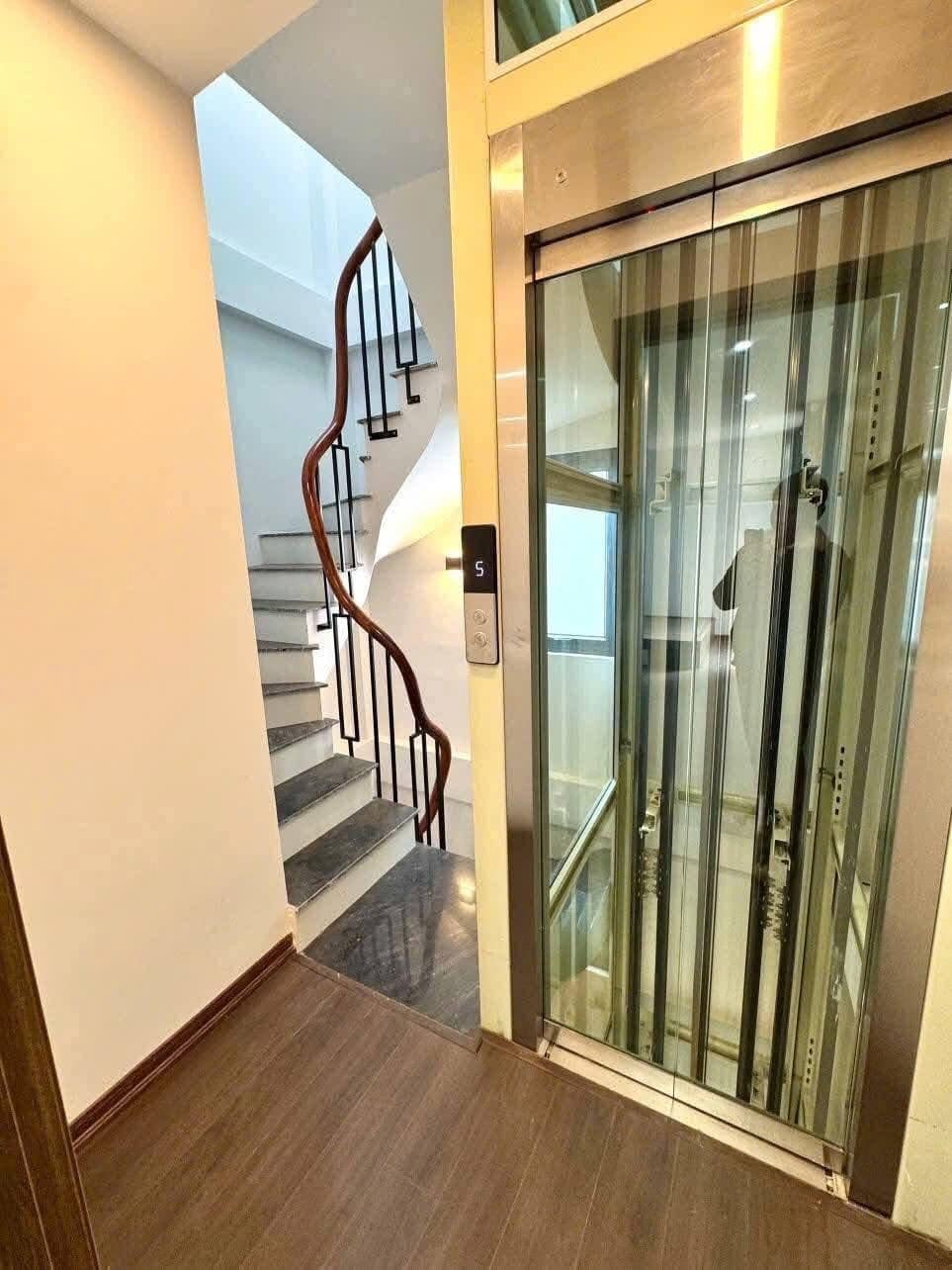 Bán nhà Thụy Khuê, Tây Hồ: 30m2, 6 Tầng, Thang Máy, Full Nội Thất - 7.7 Tỷ
