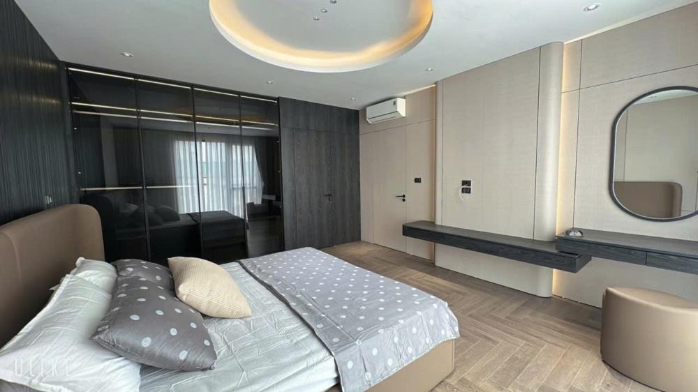 Bán Nhà 5 Tầng Long Biên: Gara Ô Tô, Thang Máy, 75m² - Giá 22.6 Tỷ