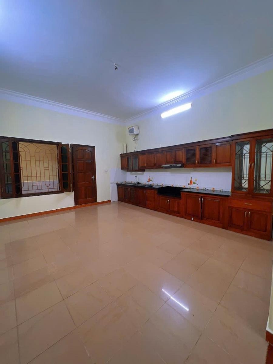 Siêu Hiếm Hoàng Quốc Việt: Vị Trí Mặt Hồ, Kinh Doanh, Ô Tô Đỗ Cửa