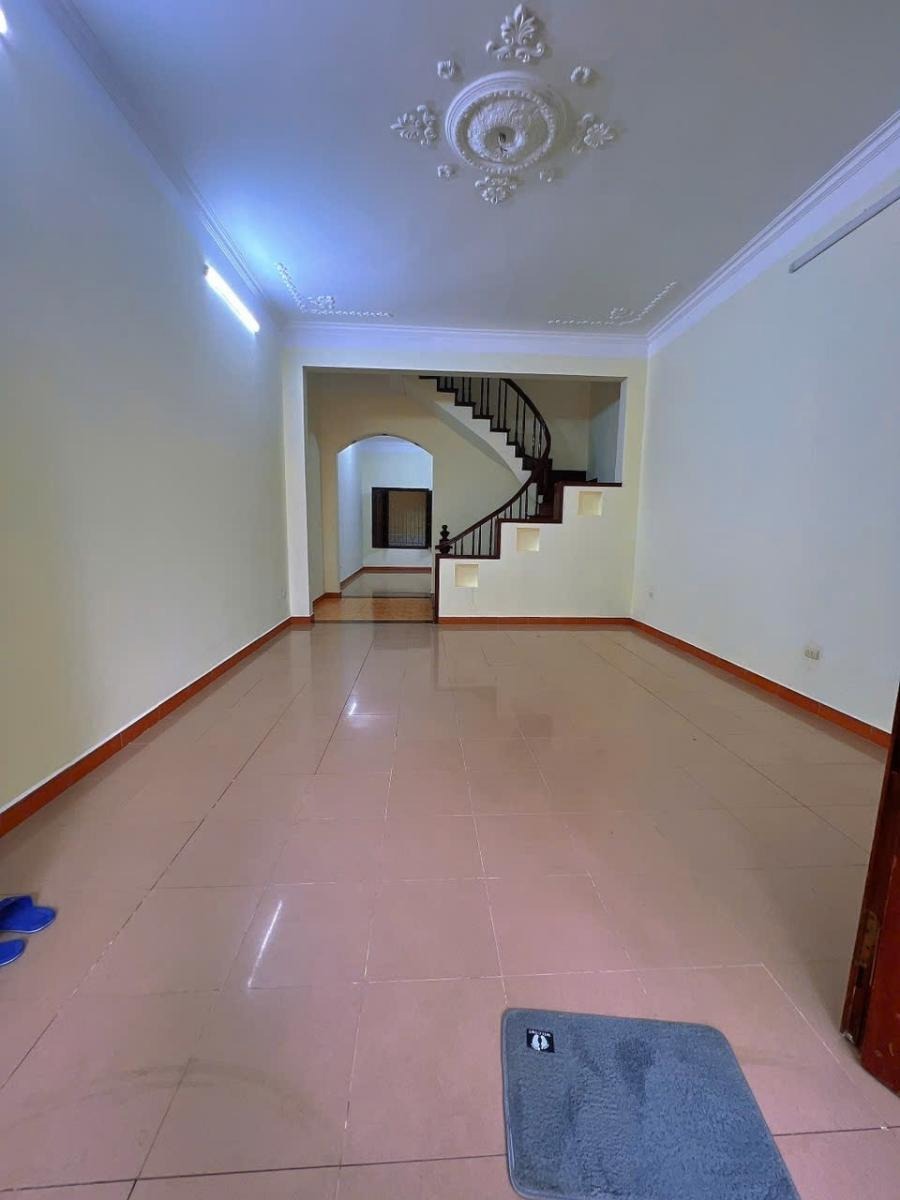 Siêu Hiếm Hoàng Quốc Việt: Vị Trí Mặt Hồ, Kinh Doanh, Ô Tô Đỗ Cửa