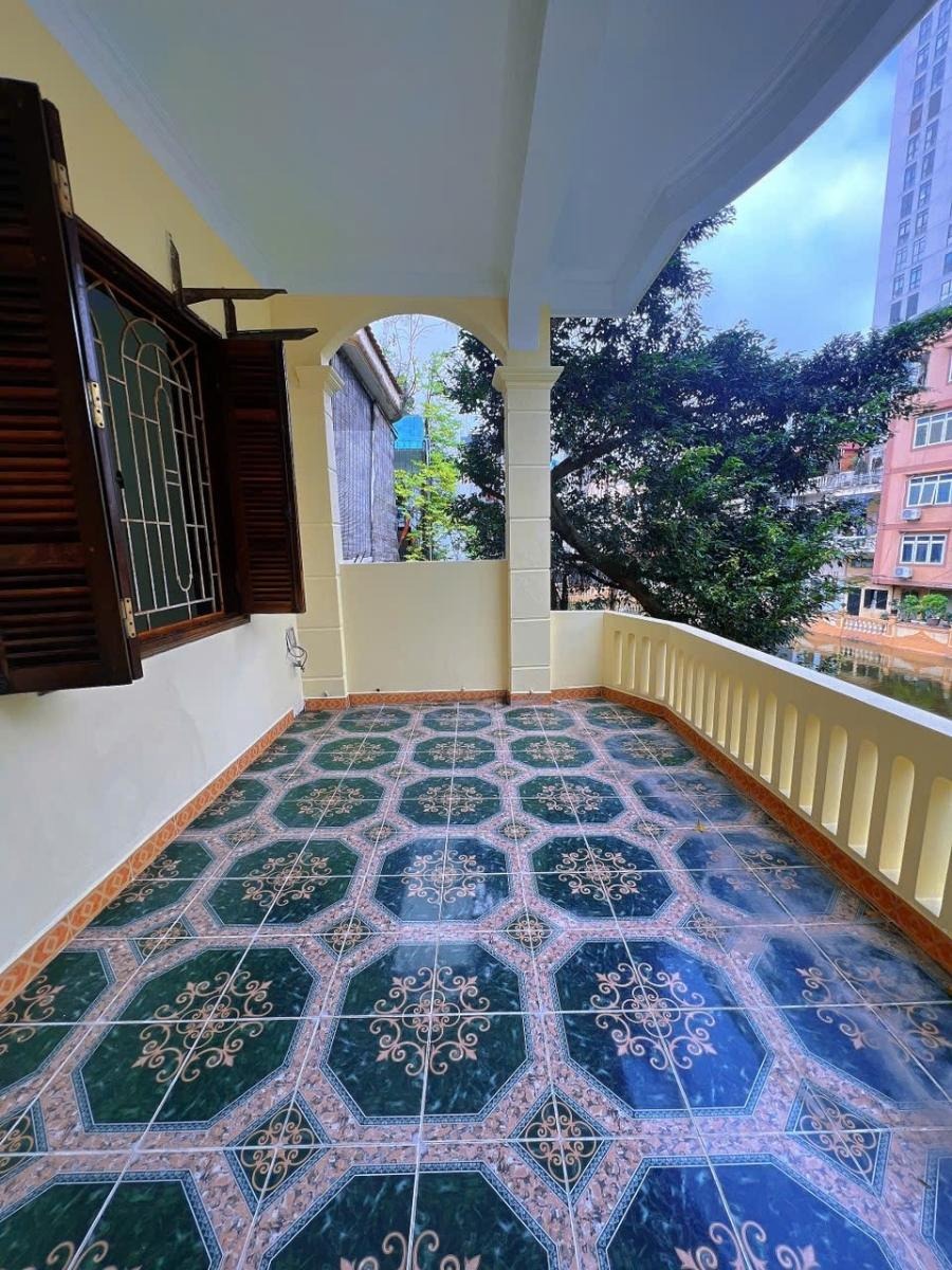 Siêu Hiếm Hoàng Quốc Việt: Vị Trí Mặt Hồ, Kinh Doanh, Ô Tô Đỗ Cửa