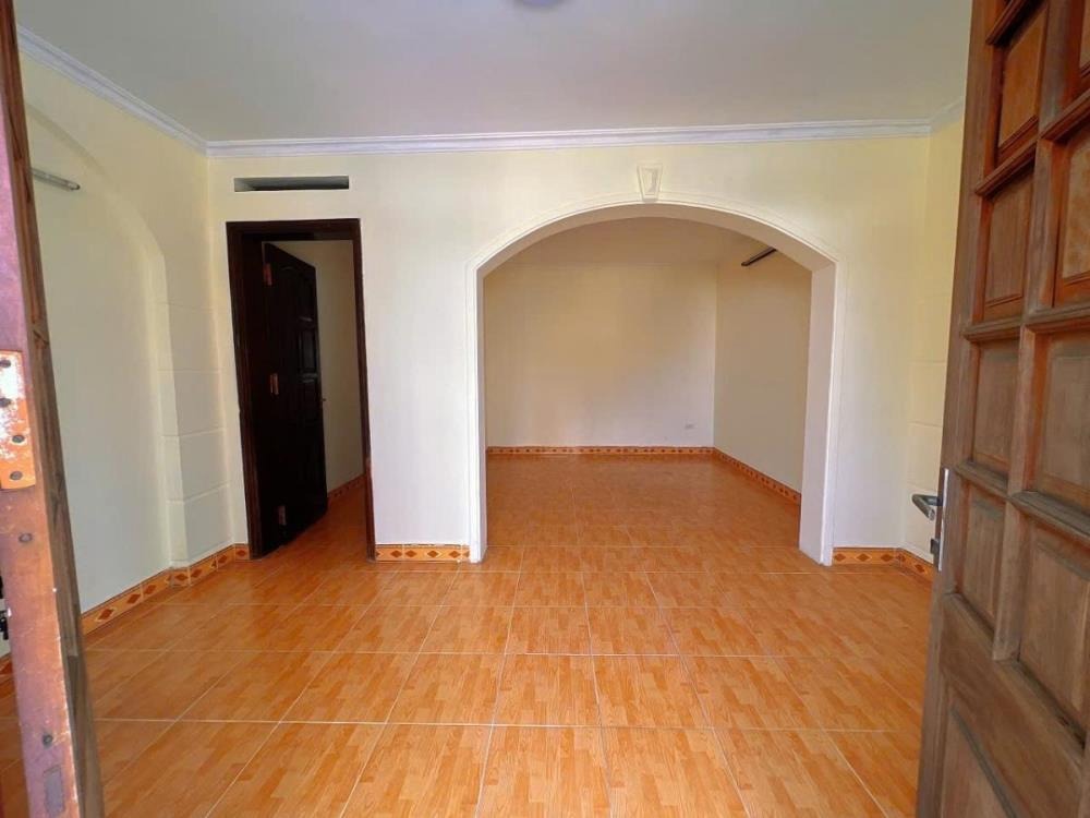 Siêu Hiếm Hoàng Quốc Việt: Vị Trí Mặt Hồ, Kinh Doanh, Ô Tô Đỗ Cửa