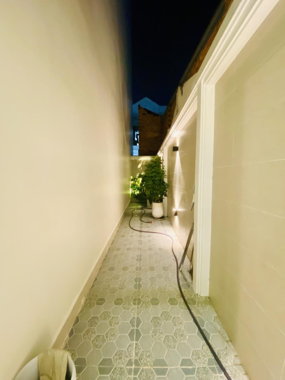 Nhà đẹp 5 tầng, 44m2, 4 phòng ngủ - Hẻm oto thông, gần công viên Làng Hoa - 7.4 tỷ