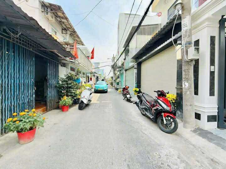 Nhà đẹp 5 tầng, 44m2, 4 phòng ngủ - Hẻm oto thông, gần công viên Làng Hoa - 7.4 tỷ