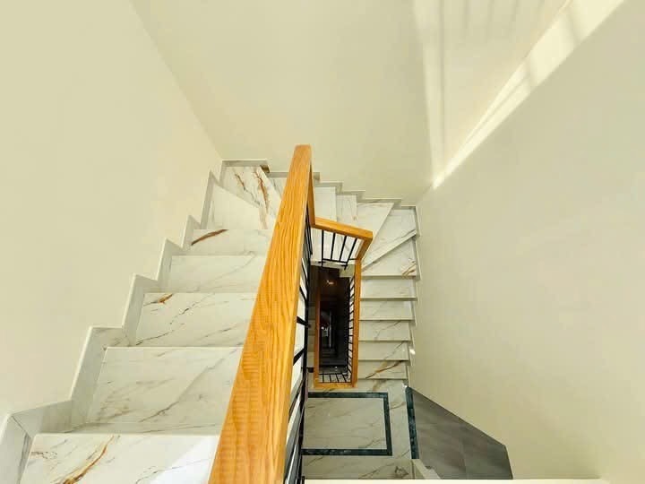 Nhà đẹp 5 tầng, 44m2, 4 phòng ngủ - Hẻm oto thông, gần công viên Làng Hoa - 7.4 tỷ