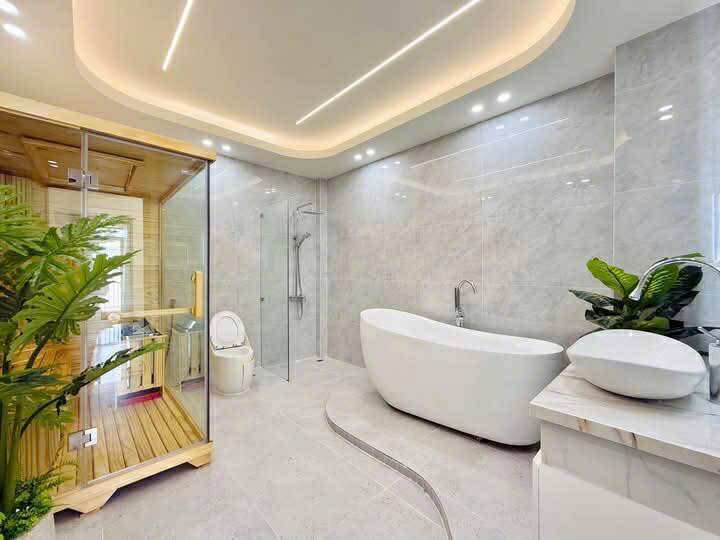 Nhà đẹp 5 tầng, 44m2, 4 phòng ngủ - Hẻm oto thông, gần công viên Làng Hoa - 7.4 tỷ
