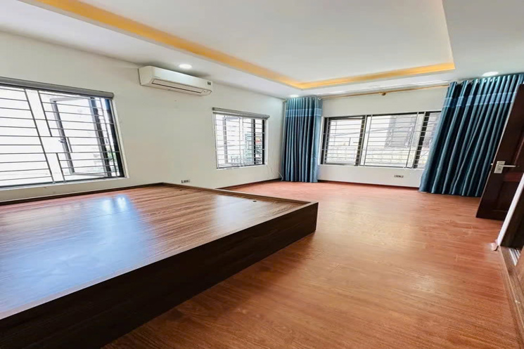NHÀ MỚI Ô TÔ ĐỖ CỬA Phố Nguyễn Sơn-Long Biên  31m2 X 5 Tầng, mặt tiền5.8m, 8.2 tỷ Long Biên