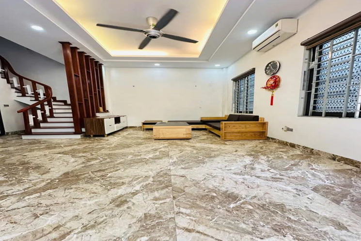 NHÀ MỚI Ô TÔ ĐỖ CỬA Phố Nguyễn Sơn-Long Biên  31m2 X 5 Tầng, mặt tiền5.8m, 8.2 tỷ Long Biên