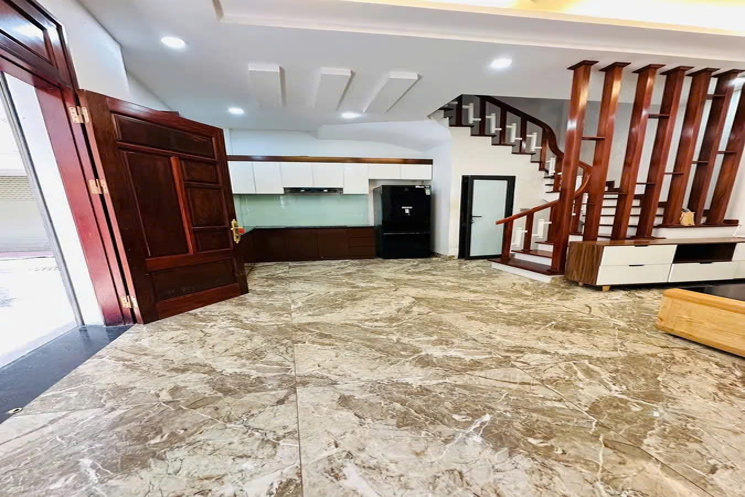 NHÀ MỚI Ô TÔ ĐỖ CỬA Phố Nguyễn Sơn-Long Biên  31m2 X 5 Tầng, mặt tiền5.8m, 8.2 tỷ Long Biên