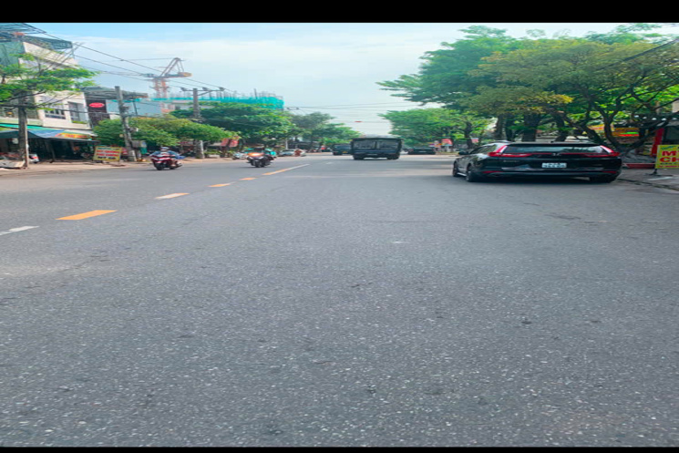 BÁN NHÀ MẶT TIỀN PHẠM NHƯ XƯƠNG – LIÊN CHIỂU
🏡 2 tầng + hầm, dt 100m² sổ đẹp 3PN, phòng thờ, sân