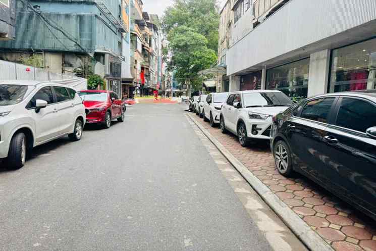 GIẢM SỐC- Chỉ hơn 6 tỷ- Nhà đẹp 5 tầng- phố Vip PHAN ĐÌNH GIÓT