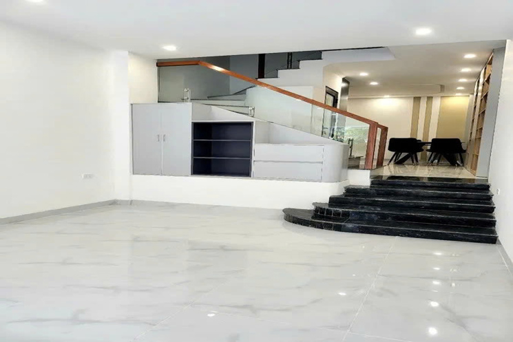 NHÀ MỚI- ĐẸP Ở NGAY Ô TÔ VÀO NHÀ Phố Nguyễn Văn Cừ 50m2 X 4 tầng 10.4 tỷ Long Biên