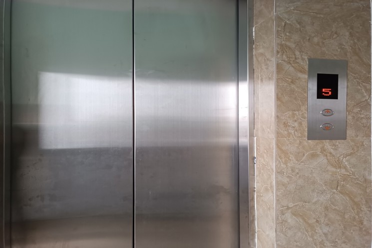 Bán khách sạn 5 tầng mặt tiền đường Đinh Công Trứ, Sơn Trà – Gần biển, giá tốt