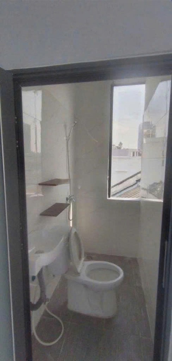 Cho Thuê Nhà Nguyên Căn Mặt Tiền Võ Văn Kiệt, Quận 1 - 8 Phòng Ngủ, 4 WC - Vị Trí Đắc Địa