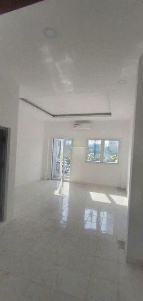 Cho Thuê Nhà Nguyên Căn Mặt Tiền Võ Văn Kiệt, Quận 1 - 8 Phòng Ngủ, 4 WC - Vị Trí Đắc Địa