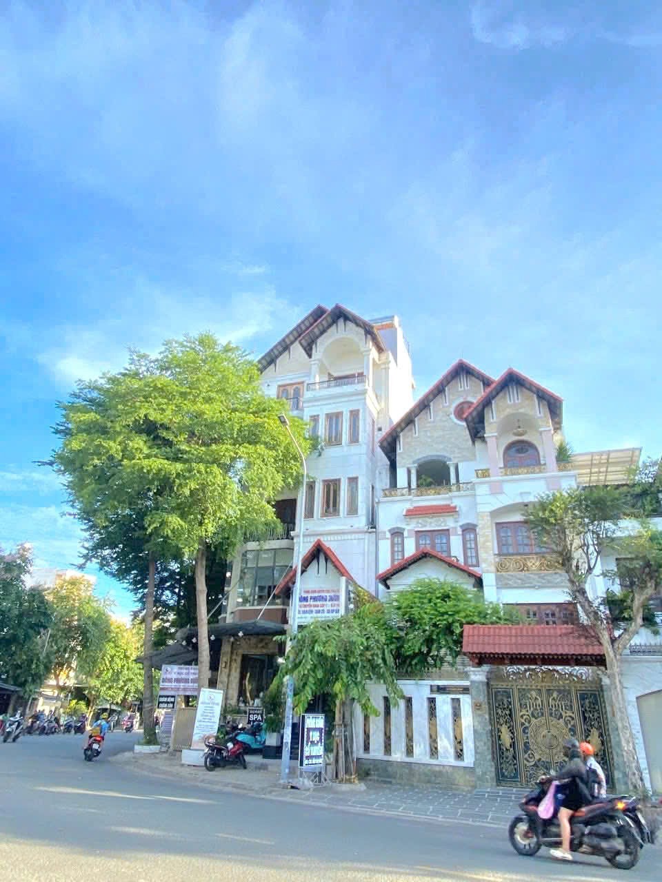 Bán Biệt Thự Góc 2 Mặt Tiền Tân Phú - Diệp Minh Châu - 165m2 - 33.5 Tỷ