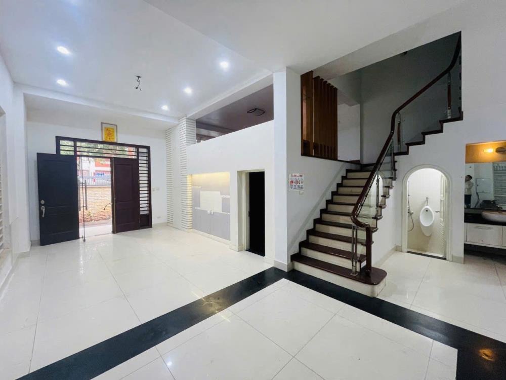 Cho thuê biệt thự Mỹ Đình - Vị trí đẹp, diện tích lớn