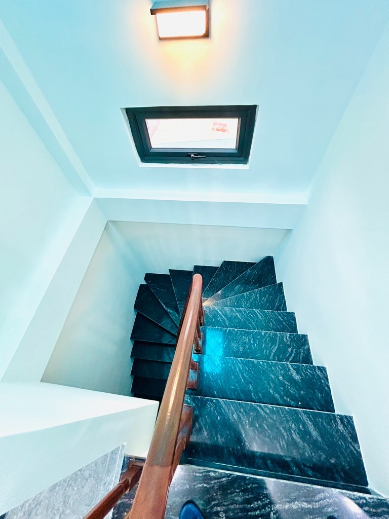 Bán Nhà Phố Yên Lạc: Phân Lô - 6 Tầng Thang Máy - Ô Tô Đỗ Cửa