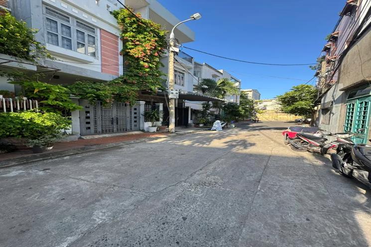 6. (Đất) Kiệt 66/10 Phan Bôi, An Hải Bắc, Sơn Trà, Đà Nẵng Mô tả: – Diện tích: 60,6 m2 – Mặt tiền: