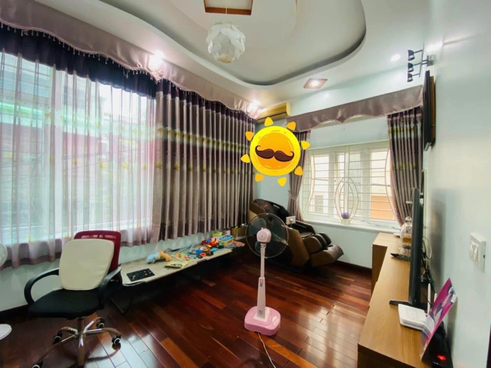 Lô Góc Cầu Giấy 40m2, 5 Tầng, Kinh Doanh Đỉnh - Giá 18.5 Tỷ