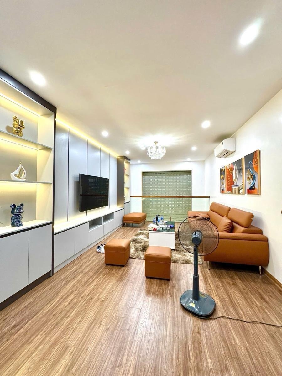 Bán nhà ngõ Chợ Khâm Thiên, Đống Đa: 35m2, 6 Tầng, Thang Máy, Full Nội Thất, Giá 9.8 Tỷ