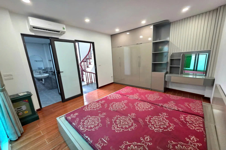 NHÀ MỚI Ô TÔ ĐỖ CỬA BÁT KHỐI- CỰ KHỐI 55M2, 5 TẦNG  X 6.2 tỷ Long Biên