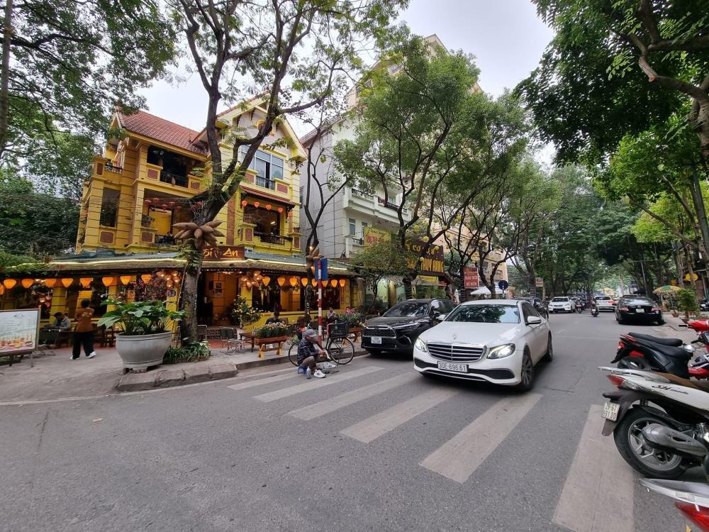 Bán nhà mặt phố Tây Hồ 210m2, lô góc, kinh doanh - Giá 147 tỷ