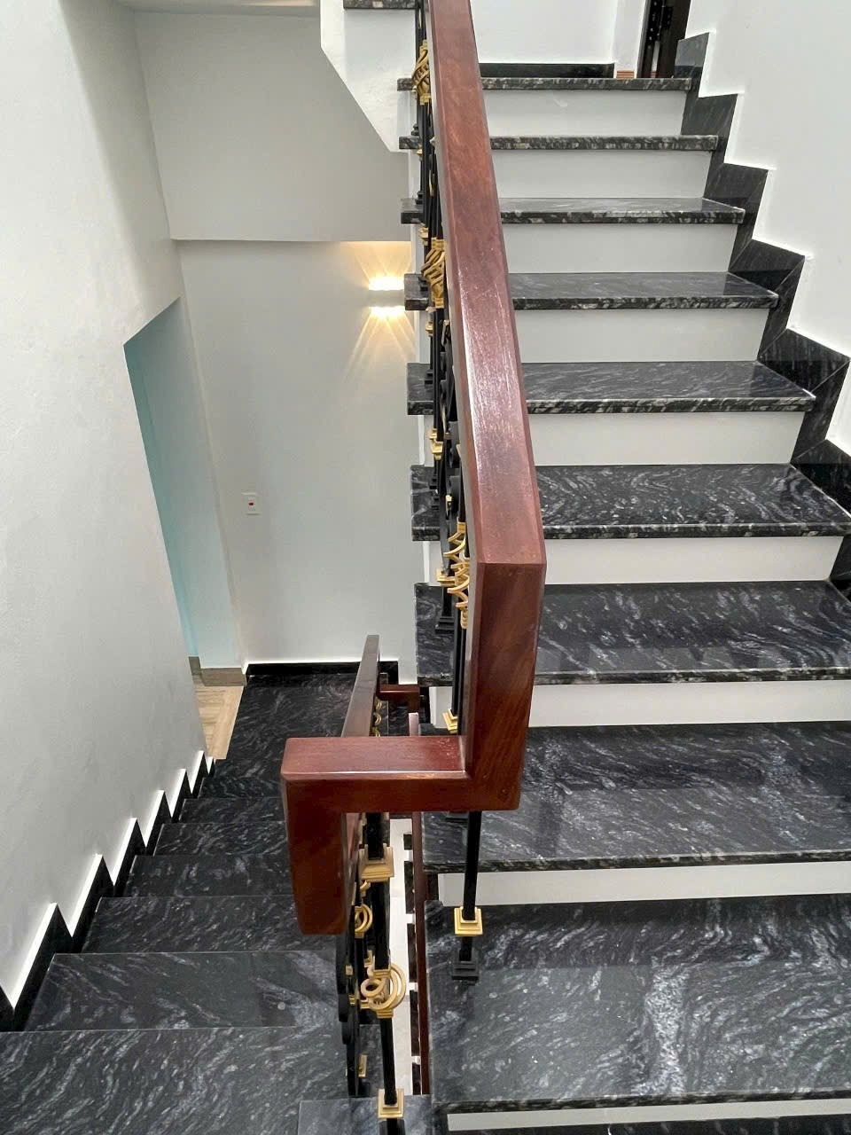Nhà Mới Xây 5 Tầng, Ô Tô Đỗ Cửa, Lĩnh Nam - Giá Tốt