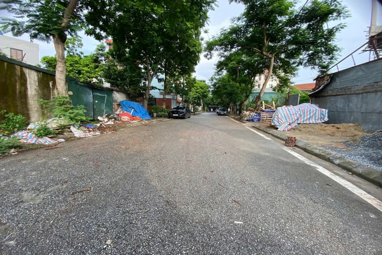 BÁN ĐẤT Ô TÔ QUA VÀO ĐẤT CÓ VỈA HÈ Thượng Thanh 150m2 X mặt tiền 6m,23.9 tỷ Long Biên