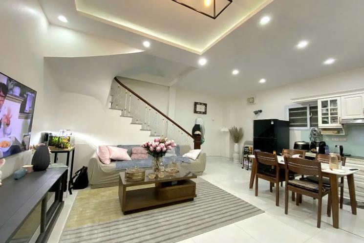 BÁN NHÀ RIÊNG MỚI NGÕ THÔNG Ô TÔ QUA Nguyễn Văn Cừ 4 tầng, 38m2 X7.3 Tỷ Long Biên