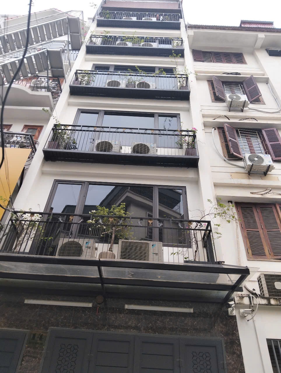 Bán nhà phố Hoàng Cầu 62m² x 5 tầng, MT 4m, Thang Máy, Ô Tô Tránh - 27.9 tỷ