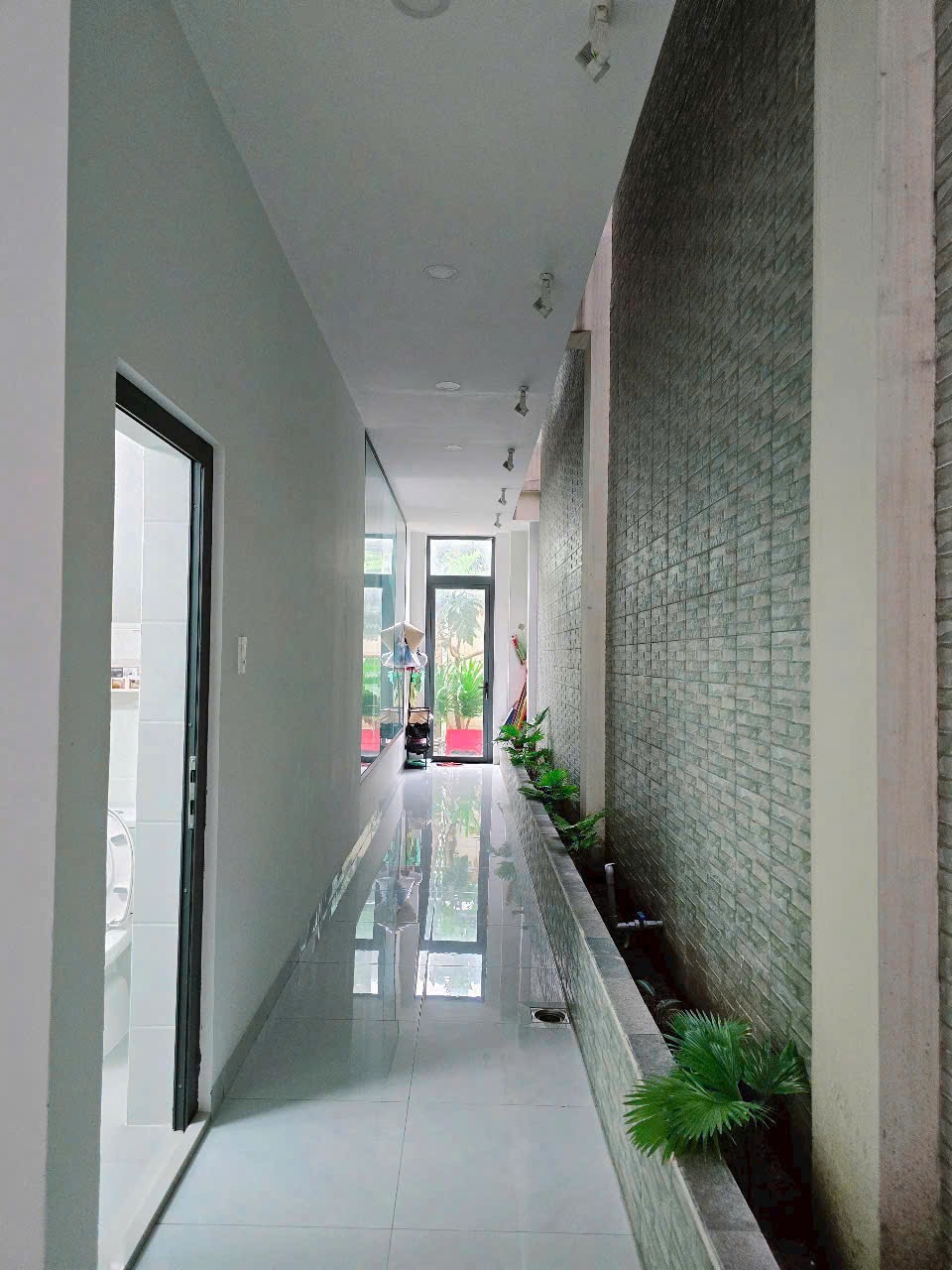 Biệt Thự KDC T30 Phạm Hùng: 1 Trệt 2 Lầu, 10x20m, Giá 18.5 Tỷ