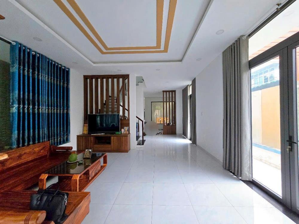 Biệt Thự KDC T30 Phạm Hùng: 1 Trệt 2 Lầu, 10x20m, Giá 18.5 Tỷ
