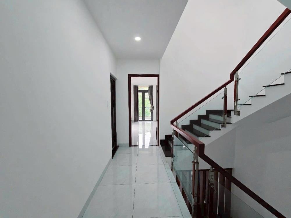 Biệt Thự KDC T30 Phạm Hùng: 1 Trệt 2 Lầu, 10x20m, Giá 18.5 Tỷ