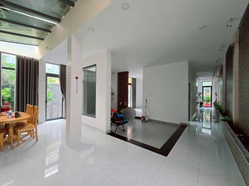 Biệt Thự KDC T30 Phạm Hùng: 1 Trệt 2 Lầu, 10x20m, Giá 18.5 Tỷ