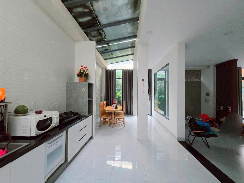 Biệt Thự KDC T30 Phạm Hùng: 1 Trệt 2 Lầu, 10x20m, Giá 18.5 Tỷ