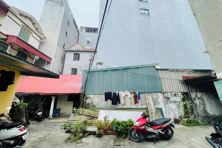 Mặt phố Dịch Vọng, 500m2, hiện trạng cấp 4 - Mặt tiền 8m - Giá chào 200 tỷ