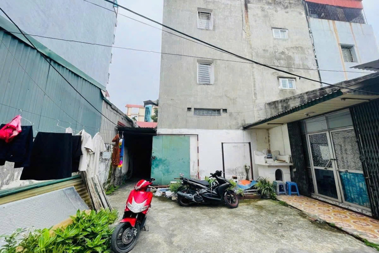 Mặt phố Dịch Vọng, 500m2, hiện trạng cấp 4 - Mặt tiền 8m - Giá chào 200 tỷ