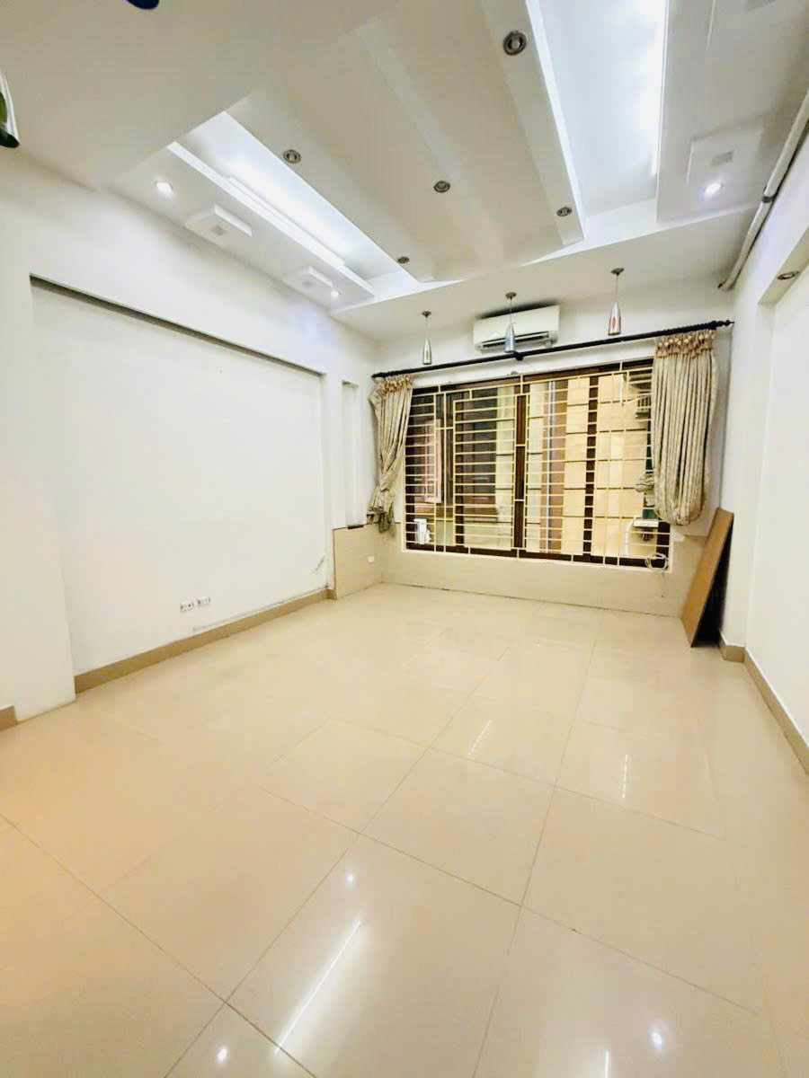 Phân Lô Ô Tô Trung Kính - 42m2, 5 Tầng, Mặt Tiền 4.2m, Giá 15.7 Tỷ