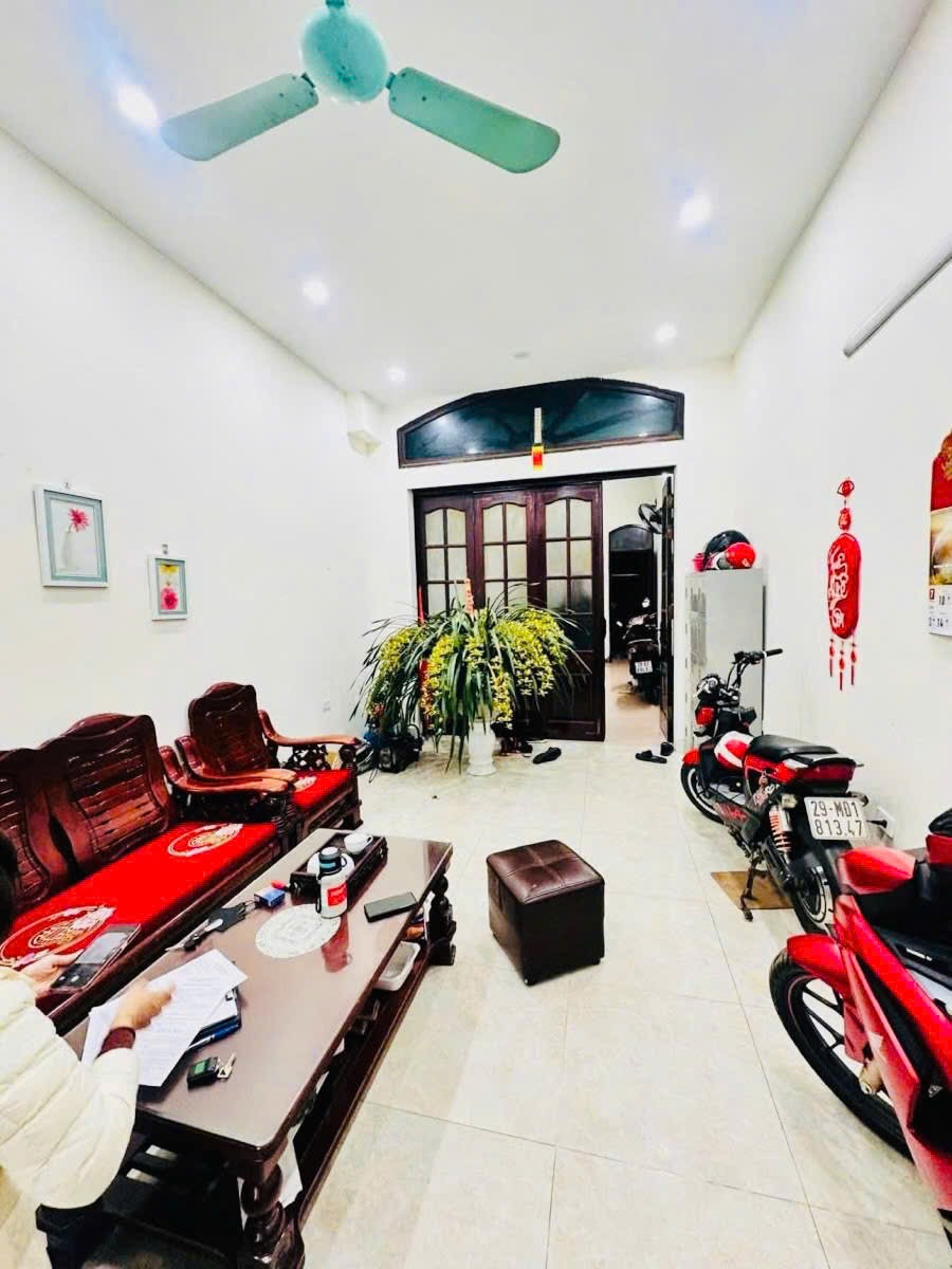 Nhà Mặt Phố Mai Dịch - Cầu Giấy: 70m2, 4 Tầng, Mặt Tiền 3.7m, Giá 23.5 tỷ