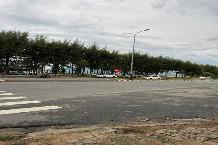 + Biển Nguyễn Tất Thành, đất diện tích rộng, đối diện khu phức hợp của vũ nhôm và bãi tắm thanh khê