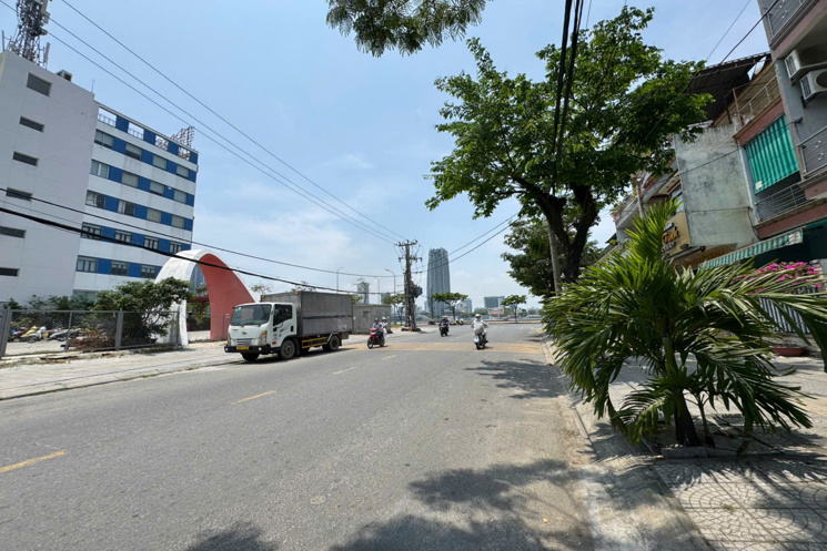 + Biển Nguyễn Tất Thành, đất diện tích rộng, đối diện khu phức hợp của vũ nhôm và bãi tắm thanh khê