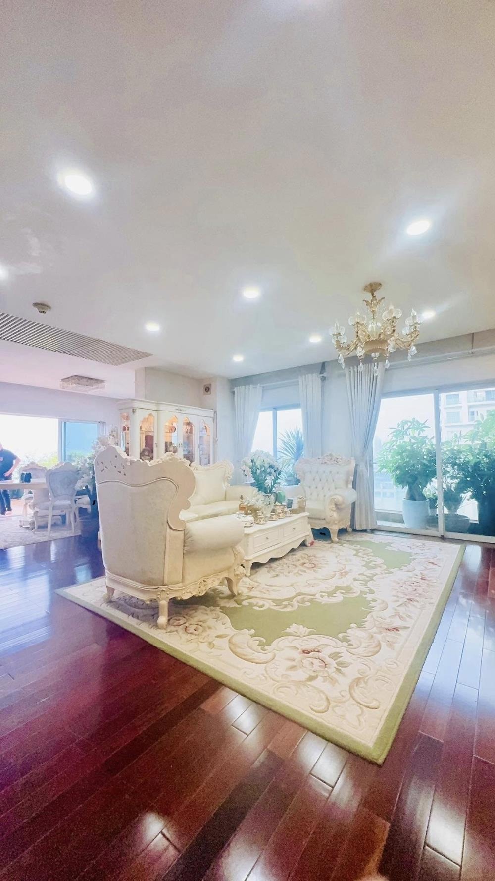 Duplex 305m2 2 Mặt Phố, Lô Góc View Hồ Tây - Giá Sốc!
