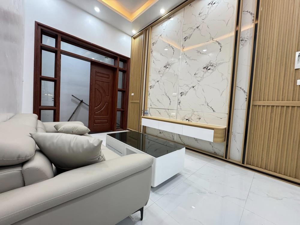 Bán nhà Cầu Giấy 35m2, 5 tầng, Giá 7.5 tỷ - Vị trí đẹp, Ngõ nông, Ô tô gần