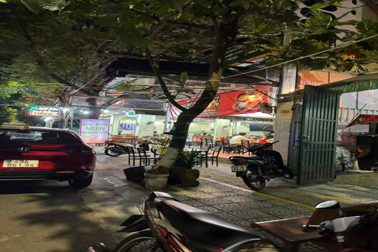 – Biển Mỹ Khê, hàng cực hiếm, Bán đất tặng nhà 5,5 tầng, hiện đang có 17 phòng cho thuê thu nhập